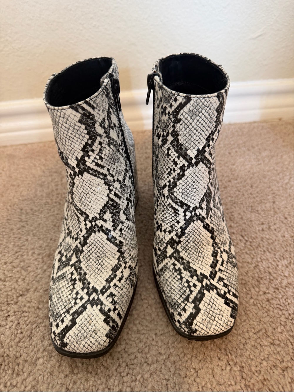 Mix no.6 Women’s Snake-Print Ankle Boots in Black and White - size 7